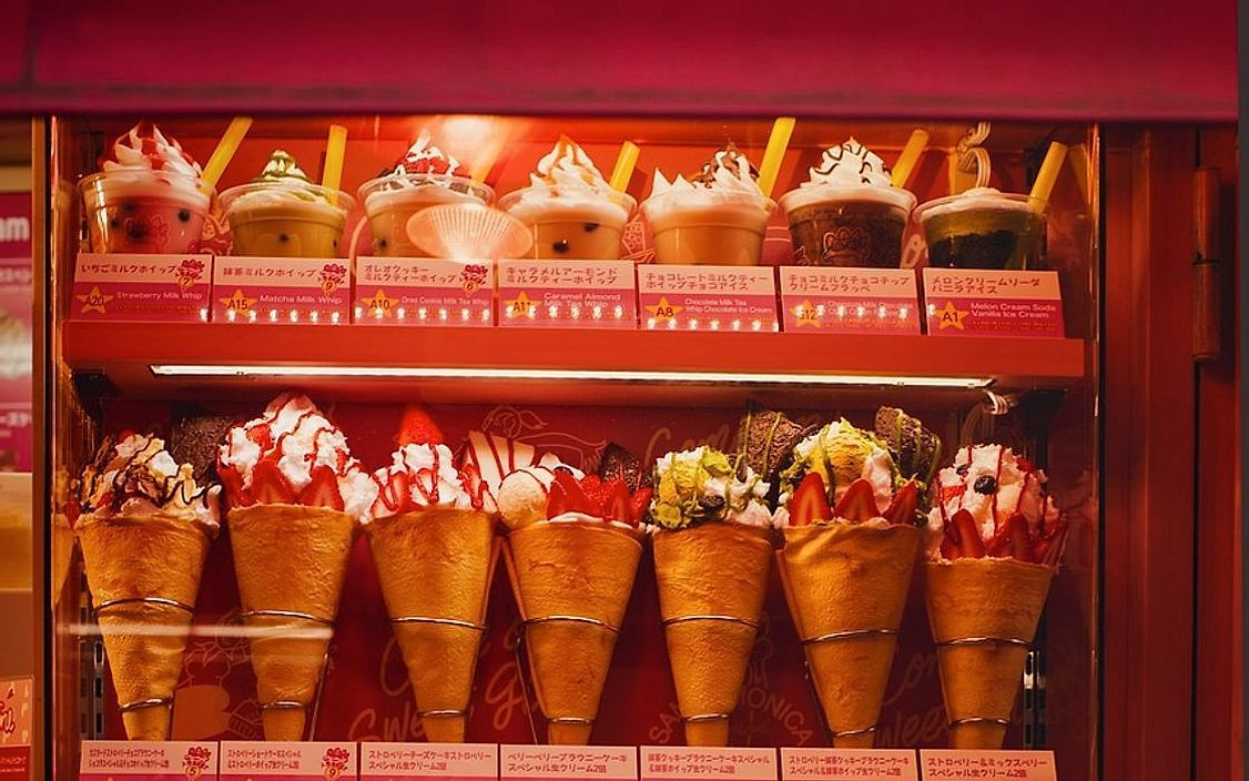 A luxurious strawberry lollipop dusted with sugar